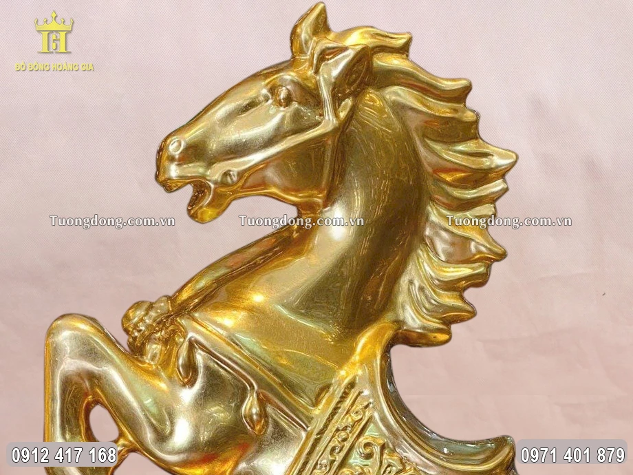 Đầu ngựa ngẩng cao vô cùng oai nghiêm